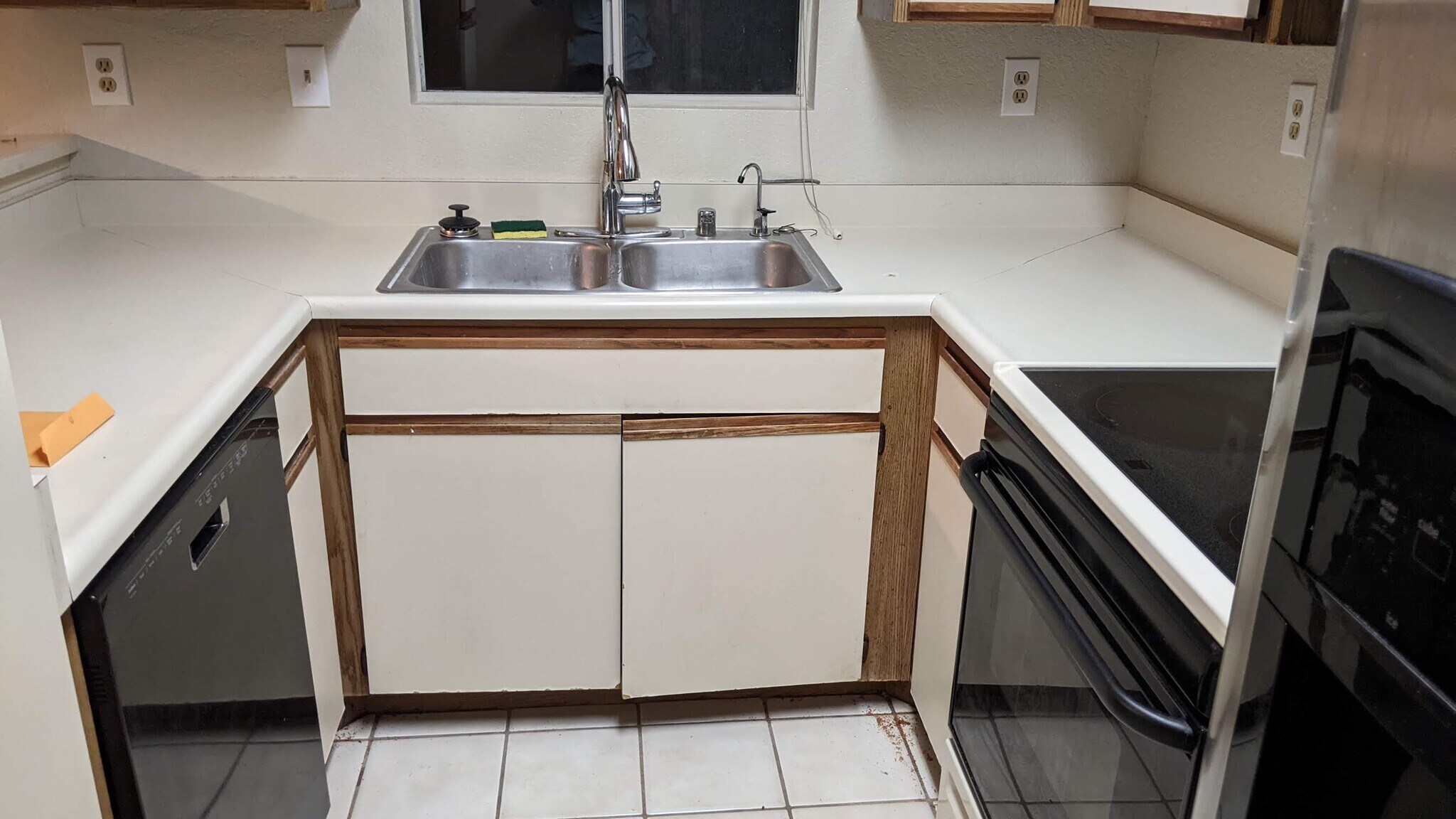 Kitchen sink & dish washer and oven - 11321 Avenida de los Lobos