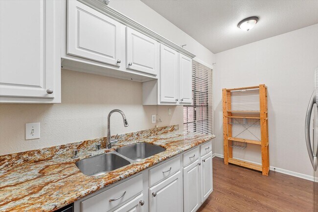 Building Photo - A perfect blend of comfort and convenience!