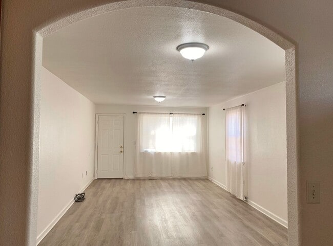 Building Photo - Charming 3 Bedroom Home in Hollister