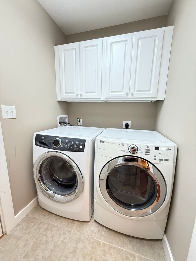 Building Photo - Immaculate Arden Three Bedroom Ranch With ...