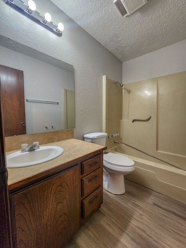 Building Photo - Cute 2 bedroom Duplex near OBU