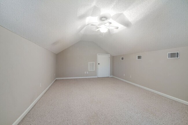 Building Photo - Beautiful Custom Home on Golf Course