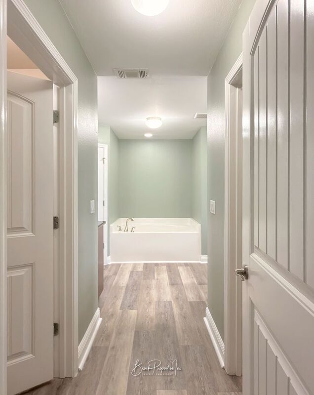 Building Photo - 6185 Autumn Pines Cir