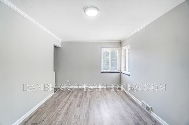 Building Photo - 1133 N Byrne Rd