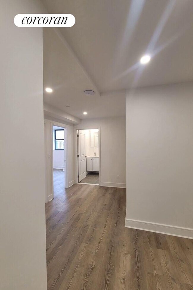 Building Photo - 45 W 81st St