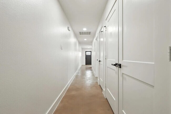 Building Photo - 3206 Sayle St