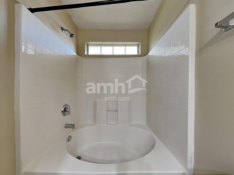 Building Photo - 11 Mills Run Ct