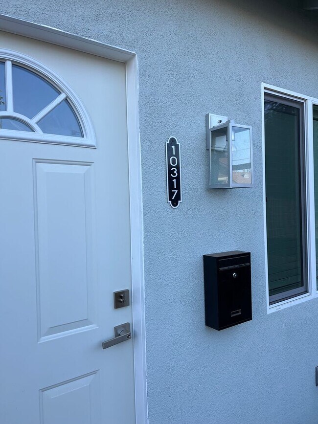 Building Photo - Eldora, 10313-10321 1/2