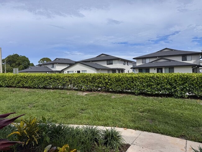 Building Photo - Top Floor 2 BR - Private Balcony + Garage ...
