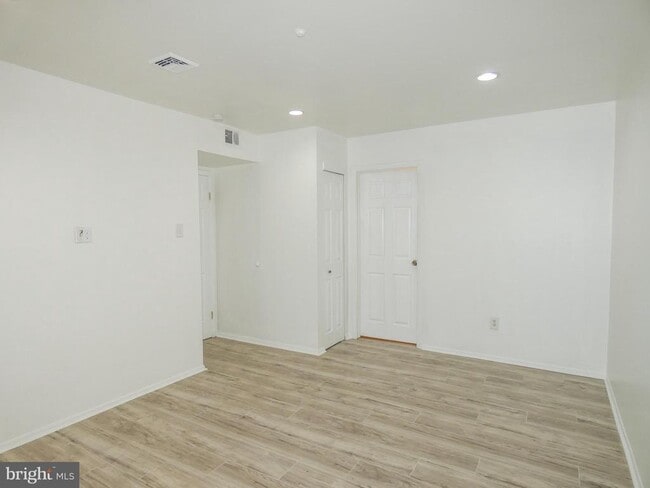 Building Photo - 1 Maplewood Ct