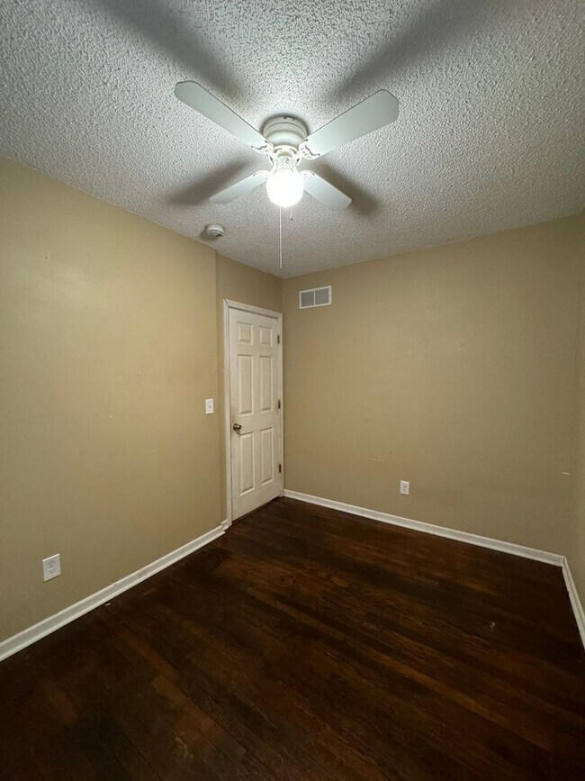 Building Photo - Coming Soon: 3 Bedroom Home Near Zoo & Parks!