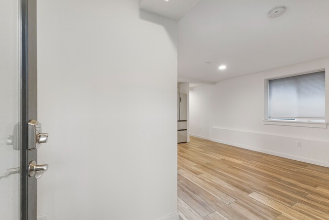 Building Photo - Modern 1BR Apartment in Prime Queen Anne L...