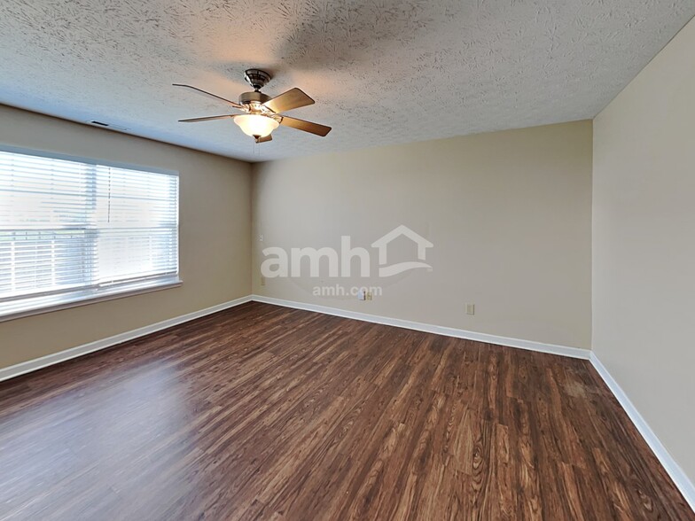 Building Photo - 981 Foxtail Dr