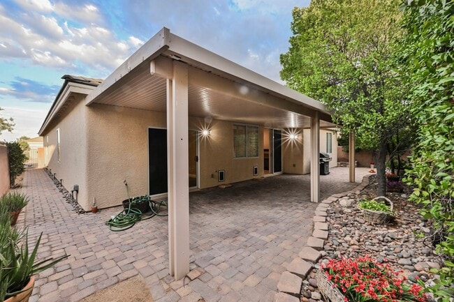 Building Photo - Single Story w/ duel primary suites gated ...