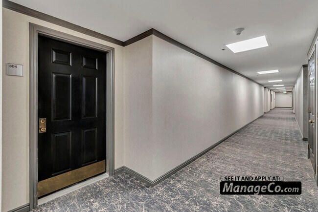 Building Photo - Chic 1BR/1.5BA Condo w/ Unbeatable Downtow...