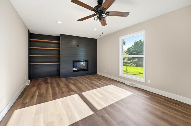 Building Photo - 1104 Falcon Dr