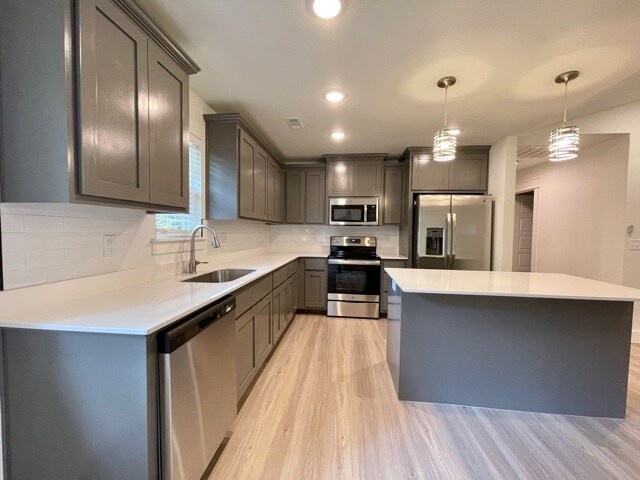 Building Photo - 18 Dinsmoore Ln