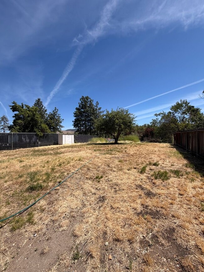 Building Photo - Adorable House with Large Yard, 1.2 Miles from Oregon Tech and Sky Lakes Medical Center!