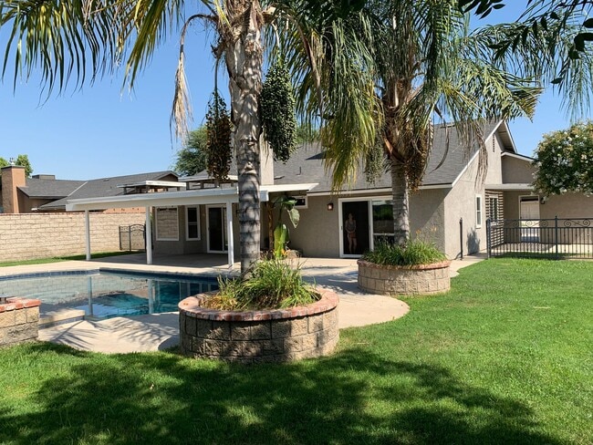 Building Photo - Beautiful 3 Bed West Bakersfield Home W/Po...