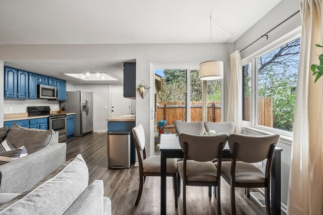 Building Photo - Spacious 3 Bedroom Townhouse-Style Condo N...