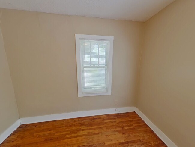 Building Photo - 806 N Terrace