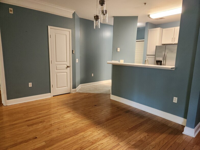 Building Photo - 2021 Basildon Rd