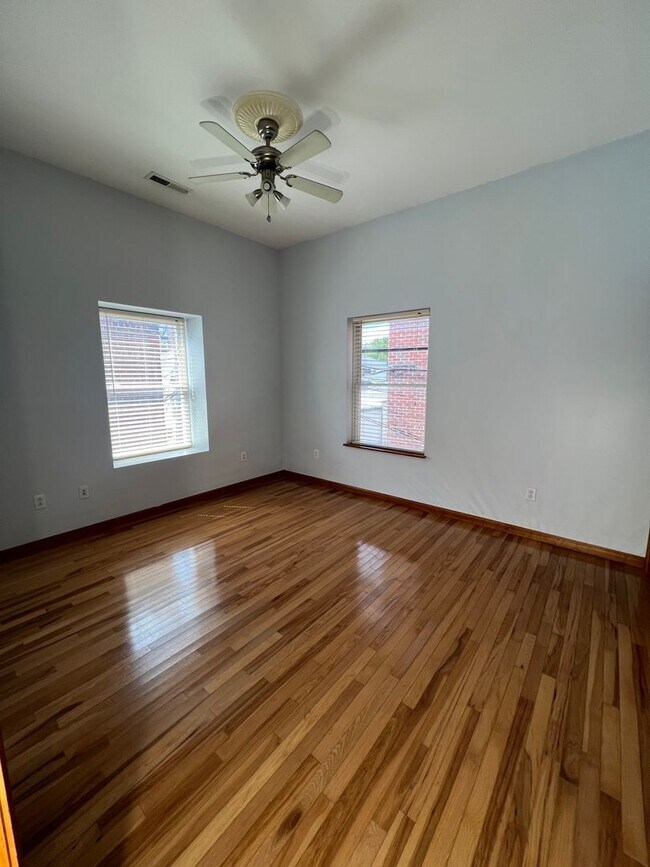 Building Photo - 2 bedrooms, 2 baths Downtown!