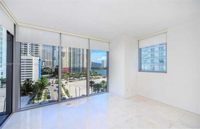 Building Photo - 1300 Brickell Bay Dr