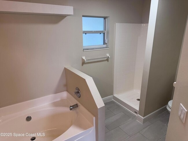 Building Photo - 1565 Emerson Dr SE