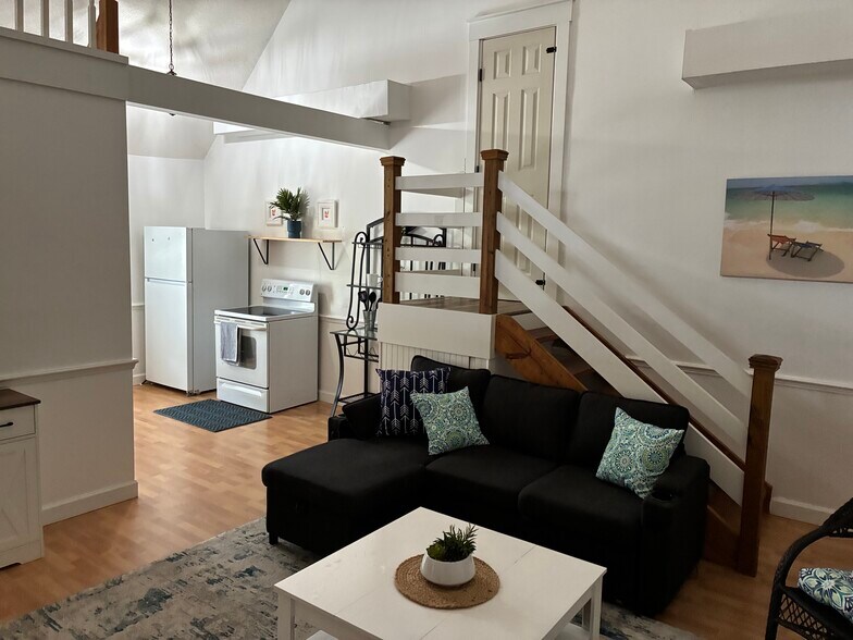 Building Photo - 7447 Hawkins Rd