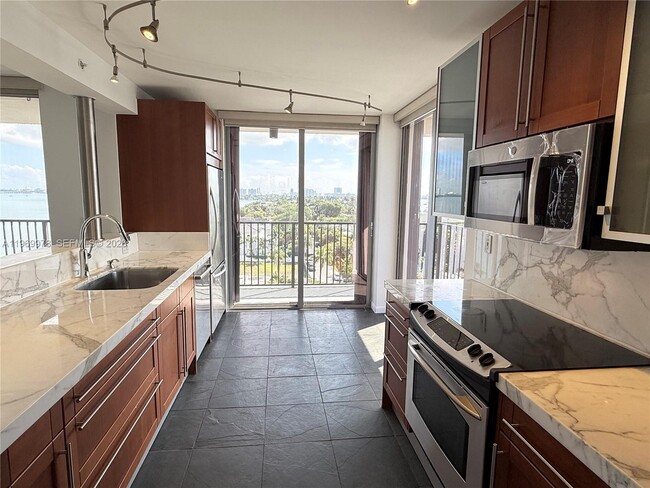 Building Photo - 801 N Venetian Dr