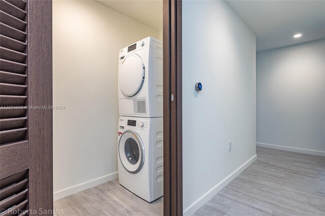 Washer / Dryer Room - 1000 Brickell Plz