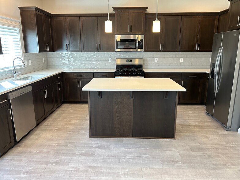 Building Photo - 4546 Sagecrest Dr NE