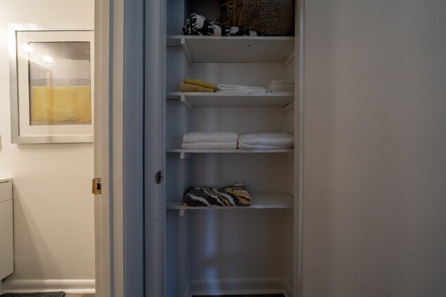 Building Photo - Furnished, remodeled 2BR near Nashville hospitals, all utilities and WiFi included, updated kitch...