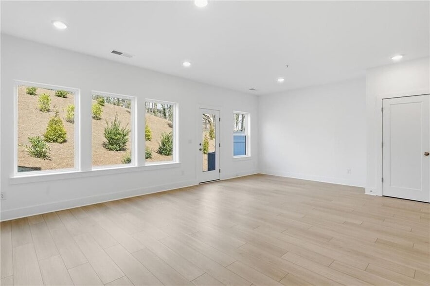 Building Photo - 187 Redbud Rd