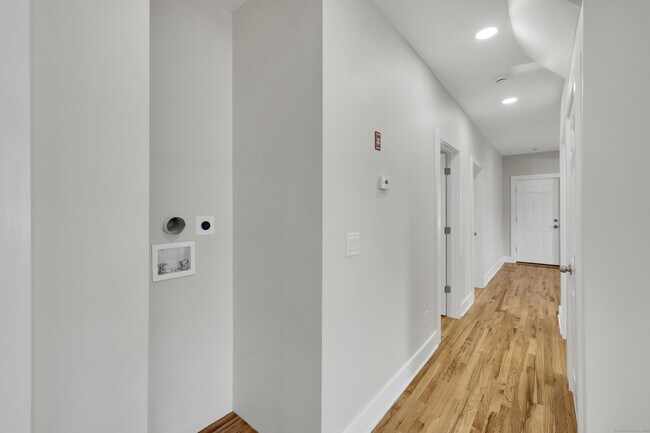 Building Photo - 10 Perry Hill Rd