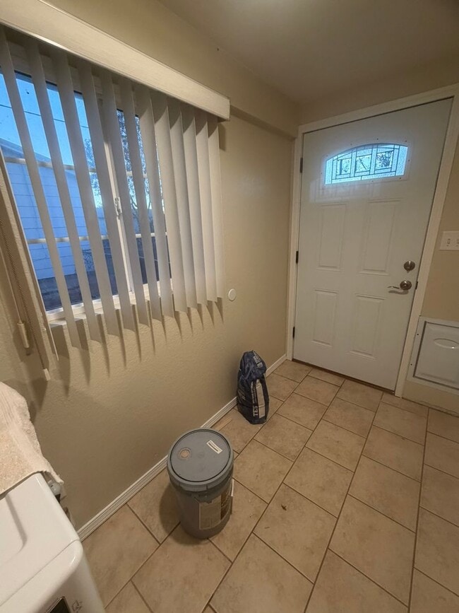 Building Photo - 3 Bed 2 Bath Home