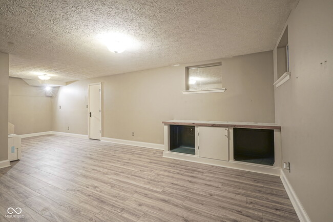 Building Photo - 858 Cedar Wood
