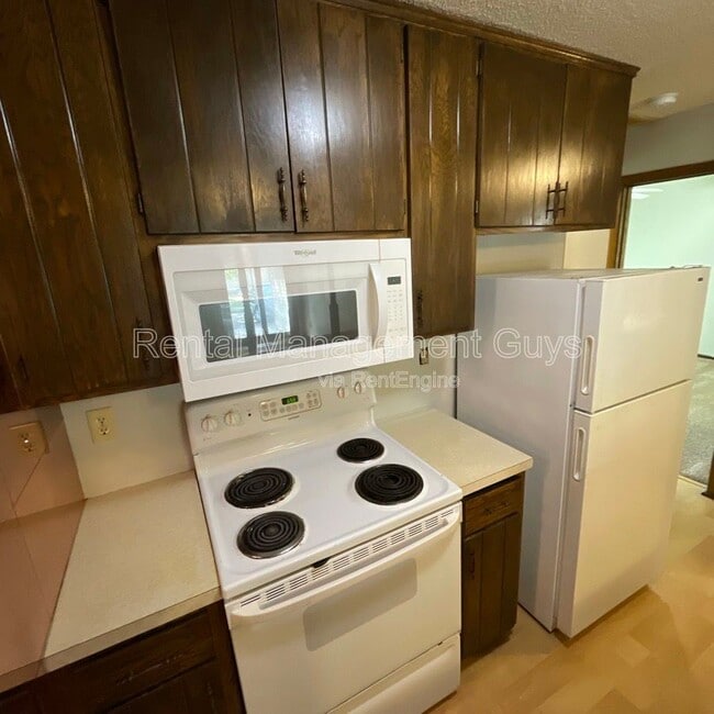 Building Photo - 8693 Maplebrook Pkwy N