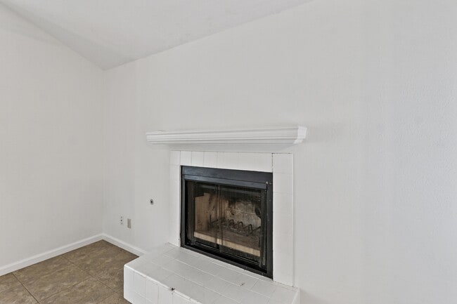 Building Photo - 2208 Lobo Dr