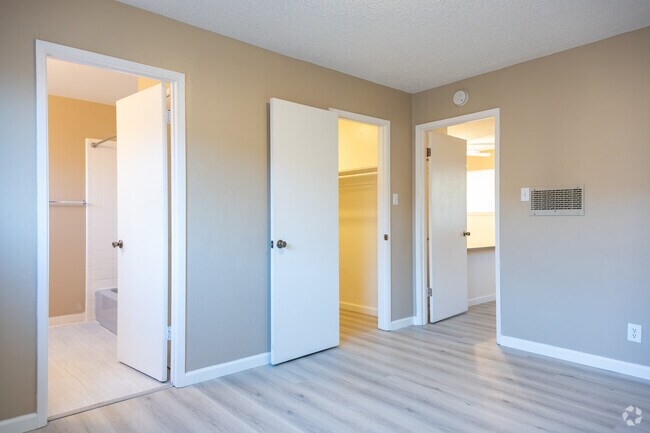 1BR, 1BA - 450SF Bedroom - 1221 Vallejo Apartments