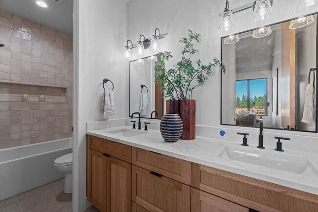 Building Photo - Exquisite Town home living: Bends desirabl...