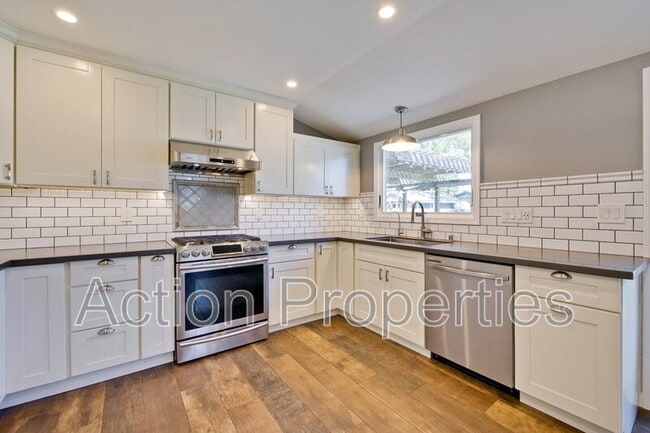 Building Photo - 485 Benvenue Ave