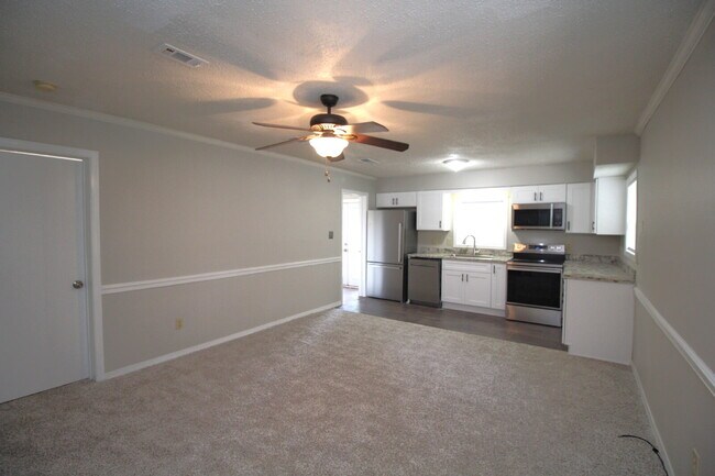 Building Photo - Updated 1-Bedroom Duplex in Bellview – New...