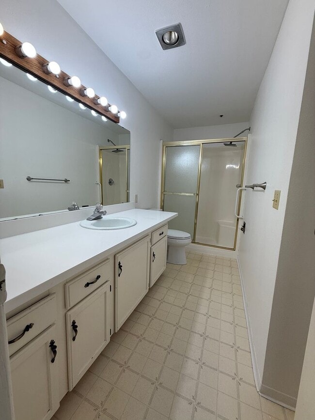 Building Photo - Beautifully maintained condo in the heart of Lynnwood!