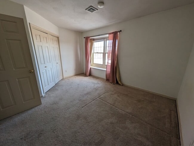 Building Photo - 2 Bed 1 Bath Second Floor Corner Unit