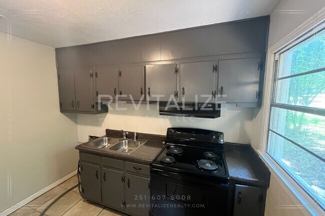Building Photo - 3 Bedroom/1 Bathroom Home in West Mobile!