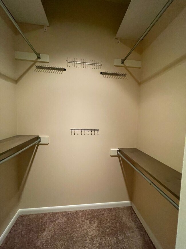 Building Photo - Glenview Hills HUGE 3 Bedroom 2.5 Bath Hom...