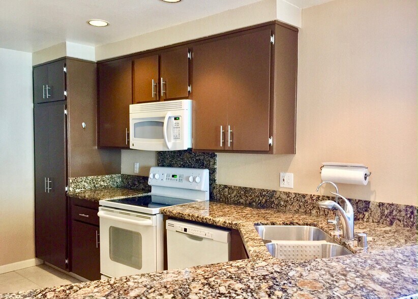 Kitchen - 8444 Via Sonoma