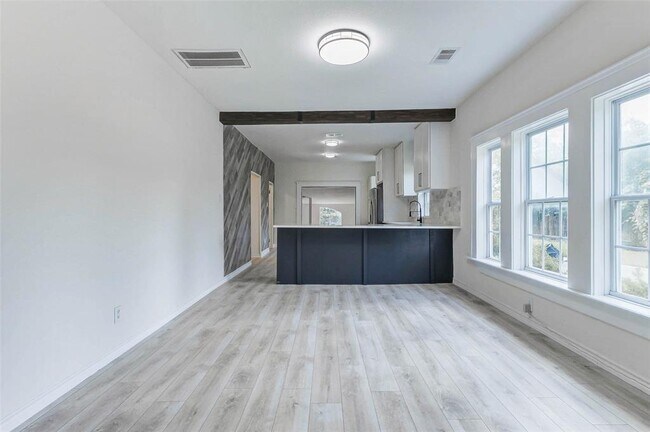 Building Photo - 10910 Maple Leaf St